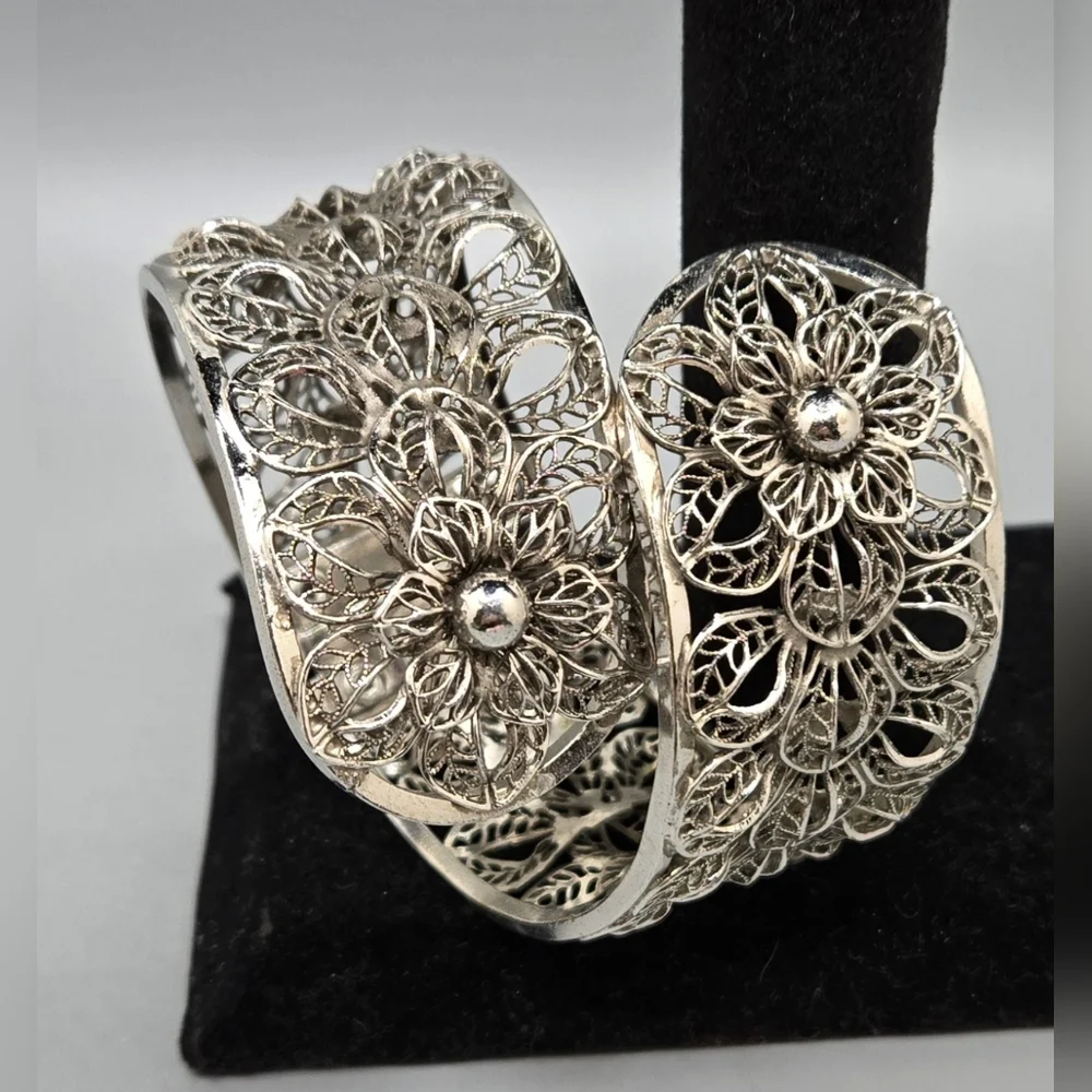 Vargus Floral Filigree Hinged Bangle Bracelet Offset Silver Tone Sz 6-7 - Picture 2 of 5